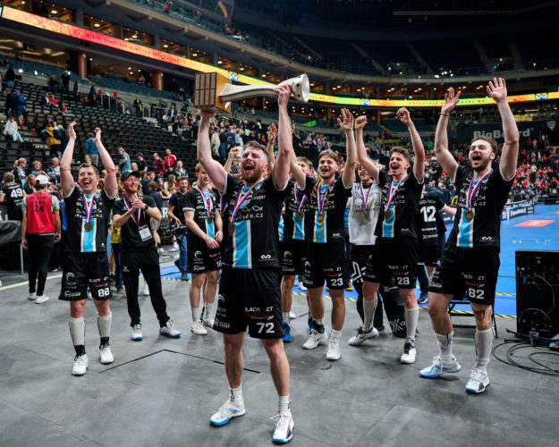 Adam Delong s trofejí pro vítěze superligy. Foto: Barbora Reichová, Český florbal