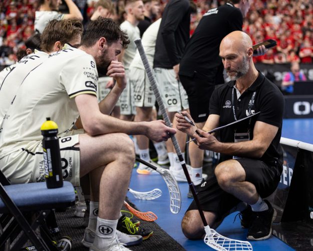 Milan Fridrich udílí pokyny Jonáši Kreysovi. Foto: Matěj Pašek, Český florbal