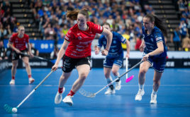 Běžecký souboj Sofie Gocové a Venduly Beránkové. Foto: Václav Mikulík, Český florbal