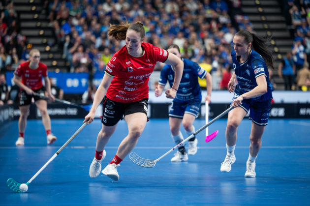 Běžecký souboj Sofie Gocové a Venduly Beránkové. Foto: Václav Mikulík, Český florbal