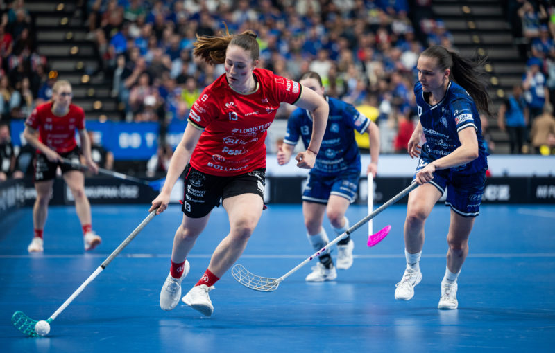 Běžecký souboj Sofie Gocové a Venduly Beránkové. Foto: Václav Mikulík, Český florbal