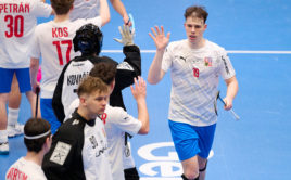 Pětibodový Daniel Dolejš slaví branku v zápase proti Dánsku. Foto: Matyáš Klápa, Český florbal