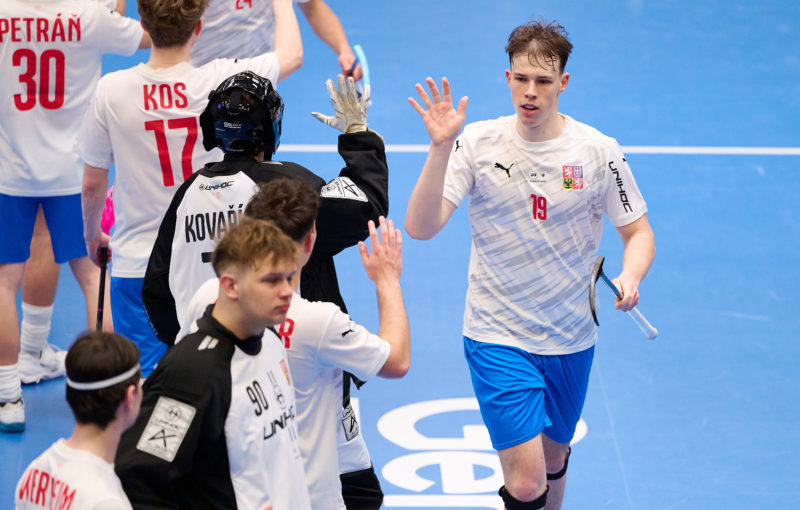 Pětibodový Daniel Dolejš slaví branku v zápase proti Dánsku. Foto: Matyáš Klápa, Český florbal