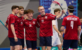 Češi slavící branku proti Slovensku na juniorském MS. Foto: Matyáš Klápa, Český Florbal