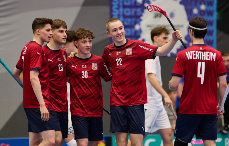 Češi slavící branku proti Slovensku na juniorském MS. Foto: Matyáš Klápa, Český Florbal