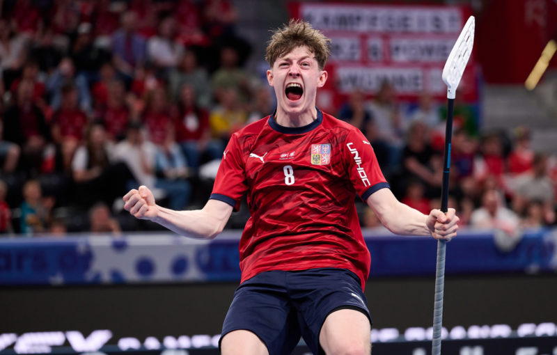 Tříbodový Adam Bureš popostrčil český tým do finále MS juniorů. Foto: Matyáš Klápa, Český florbal