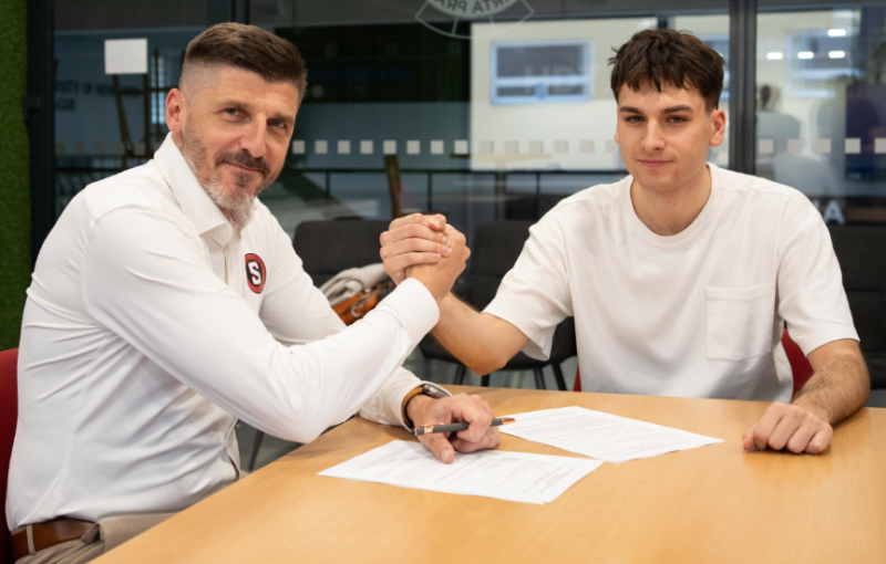 Matyáš Šindler s generálním manažerem Sparty Miroslavem Medalem. Foto: ACEMA Sparta Praha