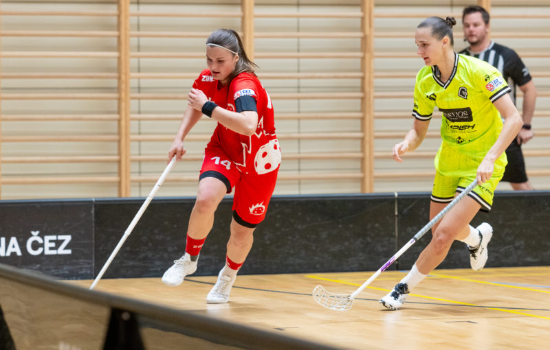 Souboj mezi Vendulou Beránkovou z Vítkovic a kapitánkou Dobrušky Vanessou Bašovou. Foto: FBC Dobruška