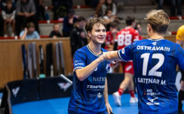 Slavící Adam Zubek s Martinem Gattnarem, Foto: Matouš Nýč, Sportshutters, BA SOKOLI Pardubice