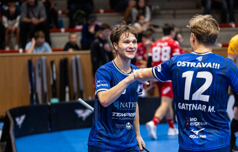 Slavící Adam Zubek s Martinem Gattnarem, Foto: Matouš Nýč, Sportshutters, BA SOKOLI Pardubice