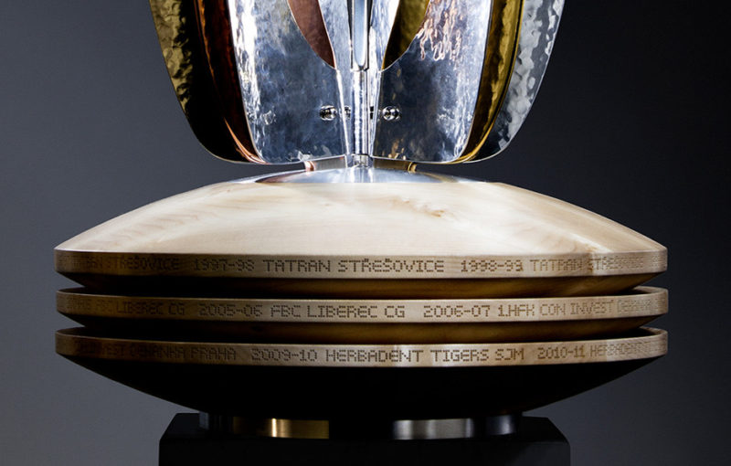 Trofej pro vítězky Extraligy žen.