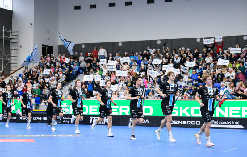 Nastupující hráči Mladé Boleslavi. Foto: Martin Flousek, Florbal Mladá Boleslav