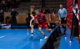 Souboj o míček v sokolském derby. Foto: Matouš Nýč, Sportshutters, BA SOKOLI Pardubice