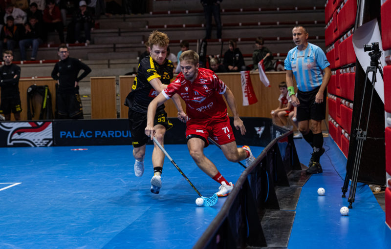 Souboj o míček v sokolském derby. Foto: Matouš Nýč, Sportshutters, BA SOKOLI Pardubice