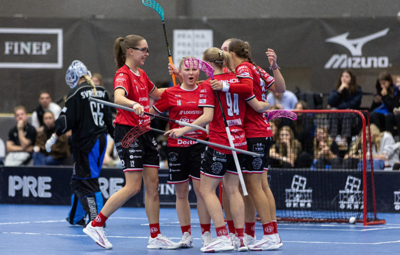 Radost hráček Tatranu v duelu na Chodově. Foto: Matěj Pašek, Florbal Chodov