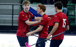 Čeští junioři se raduji z branky. Foto: Per Wiklund, Svensk Innebandy