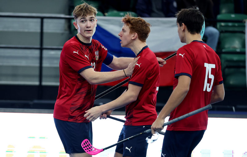 Čeští junioři se raduji z branky. Foto: Per Wiklund, Svensk Innebandy