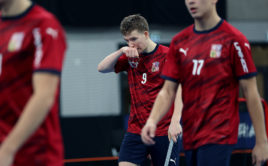 Čeští junioři museli skousnout zklamání z těsné porážky. Foto: Per Wiklund, Svensk Innebandy