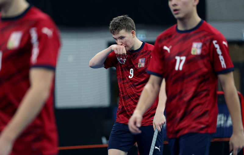 Čeští junioři museli skousnout zklamání z těsné porážky. Foto: Per Wiklund, Svensk Innebandy