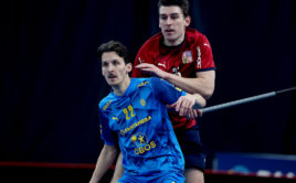 Marek Beneš v souboji s Emilem Johanssonem. Foto: Per Wiklund, Svensk Innebandy