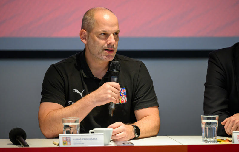 Trenér ženské reprezentace Lukáš Procházka na nominační tiskové konferenci. Foto: Martin Flousek, Český florbal
