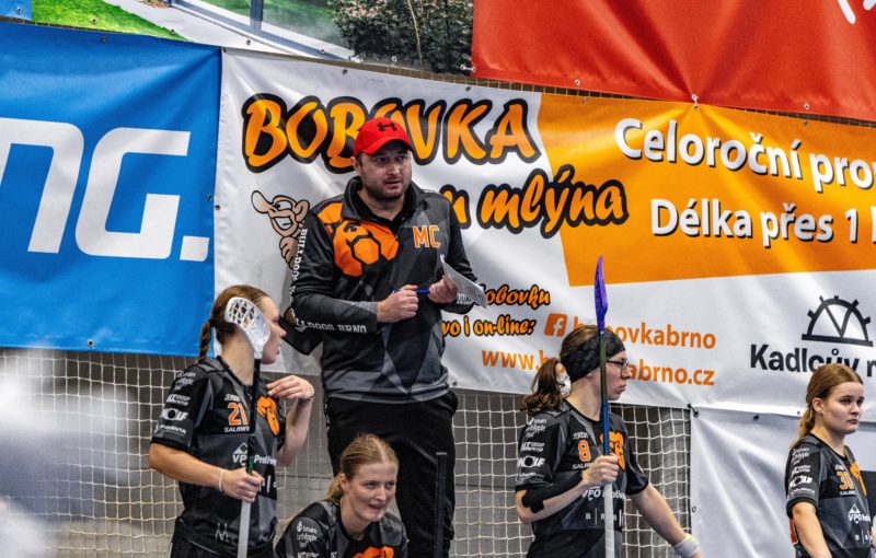 Martin Czeczinkar na lavičce žen Bulldogs Brno. Foto: Tobiáš Řeha, Bulldogs Brno