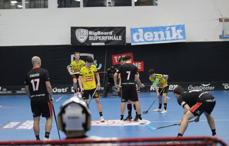 Začátek utkání Ústí proti SKV. Foto: Florbal Ústí