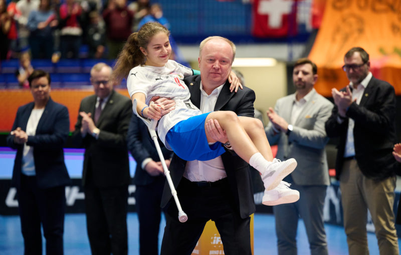 Prezident Českého florbalu Daniel Novák přináší na pódium Michaelu Kubečkovou - Foto: Flickr IFF